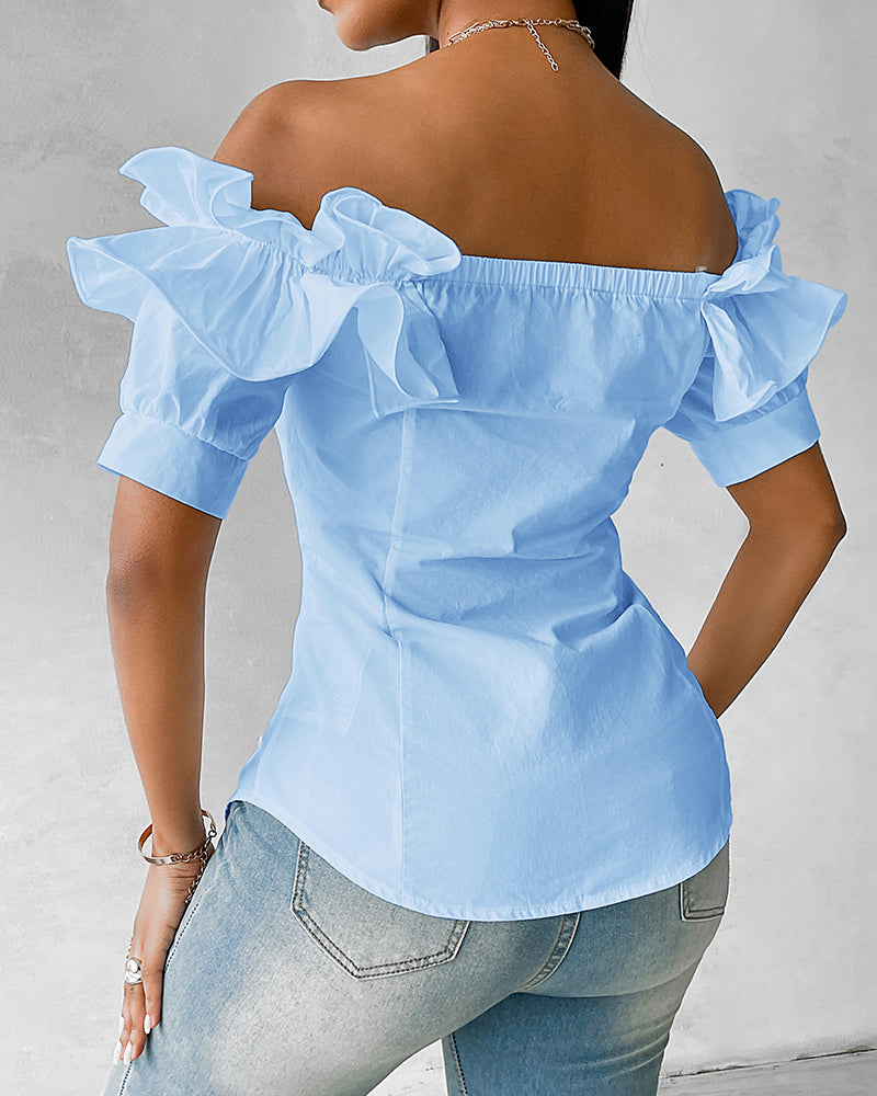 Blusa de hombros descubiertos con volantes, manga corta, botones al frente y dobladillo asimétrico
