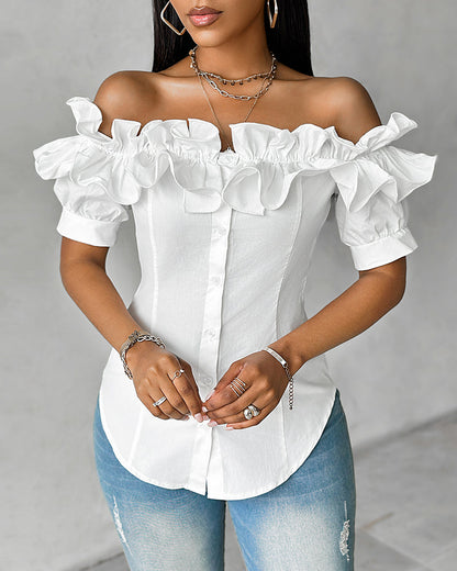 Blusa de hombros descubiertos con volantes, manga corta, botones al frente y dobladillo asimétrico