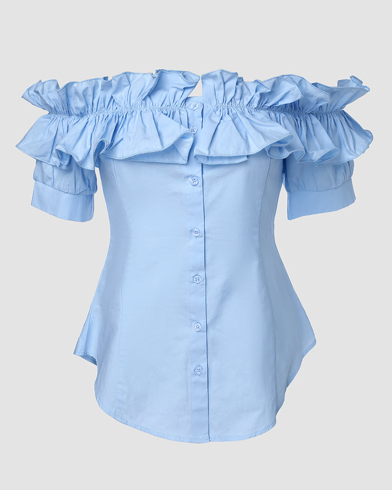 Blusa de hombros descubiertos con volantes, manga corta, botones al frente y dobladillo asimétrico