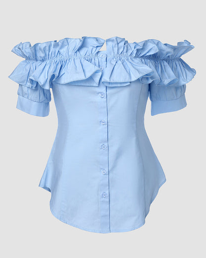 Blusa de hombros descubiertos con volantes, manga corta, botones al frente y dobladillo asimétrico