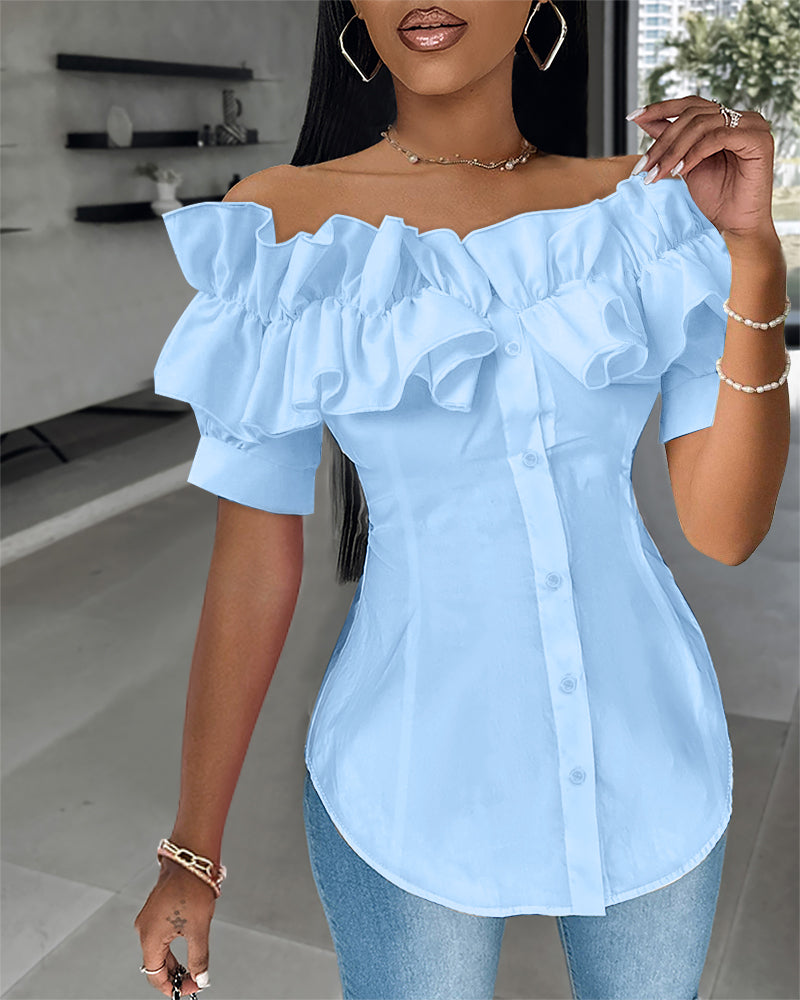 Blusa de hombros descubiertos con volantes, manga corta, botones al frente y dobladillo asimétrico