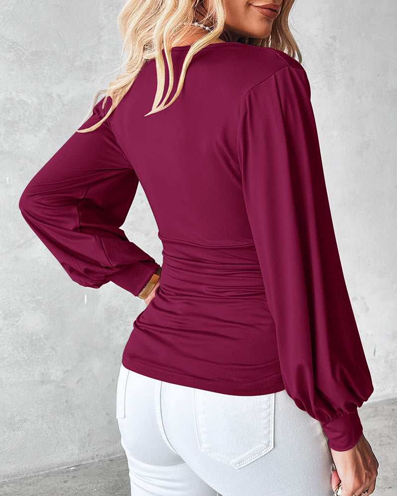 Blusa de escote en V profundo con mangas farol fruncidas, de estilo casual y ajuste entallado