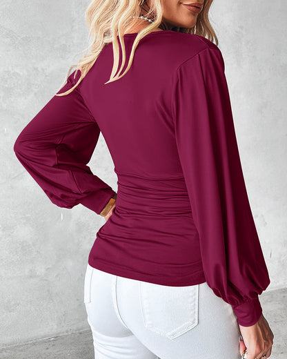 Blusa de escote en V profundo con mangas farol fruncidas, de estilo casual y ajuste entallado