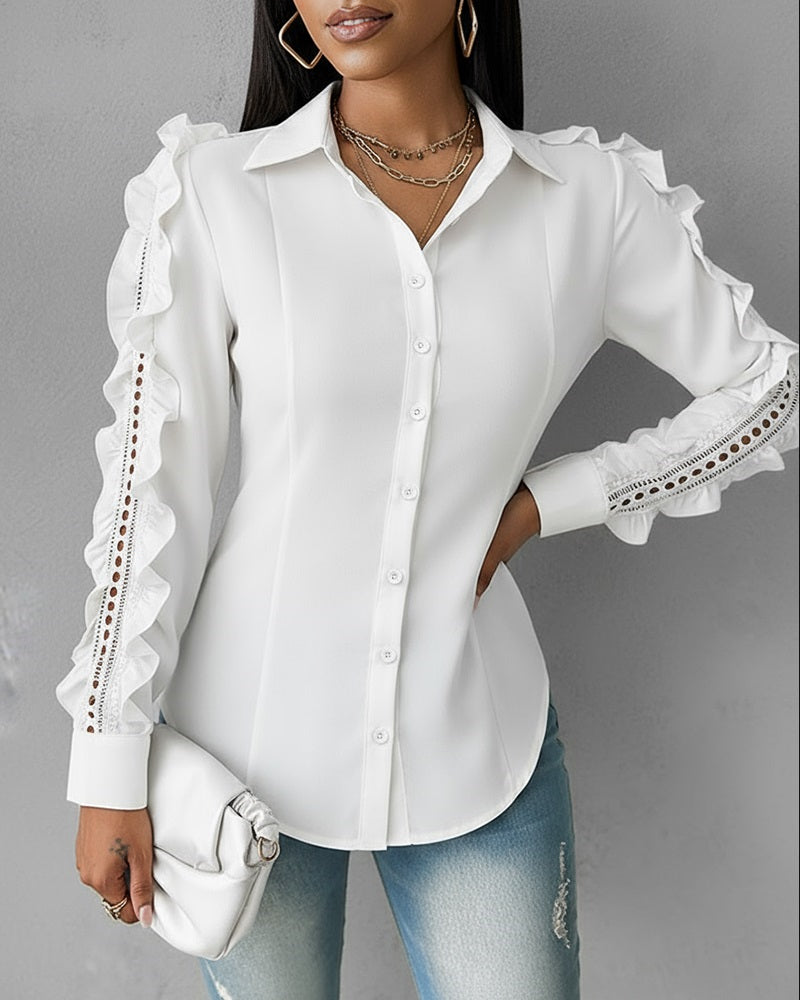 Blusa de manga larga con cuello doblado, volantes y diseño calado, botones frontales y dobladillo asimétrico
