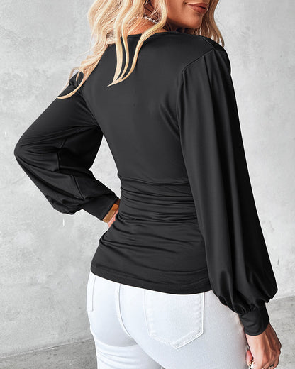 Blusa de escote en V profundo con mangas farol fruncidas, de estilo casual y ajuste entallado
