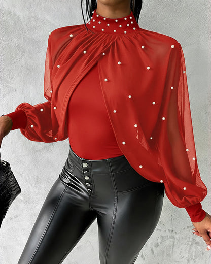 Top ajustado de chiffon con cuello alto, drapeado y manga capa; paneles entrelazados, fruncido y espalda con recorte; con perlas decorativas