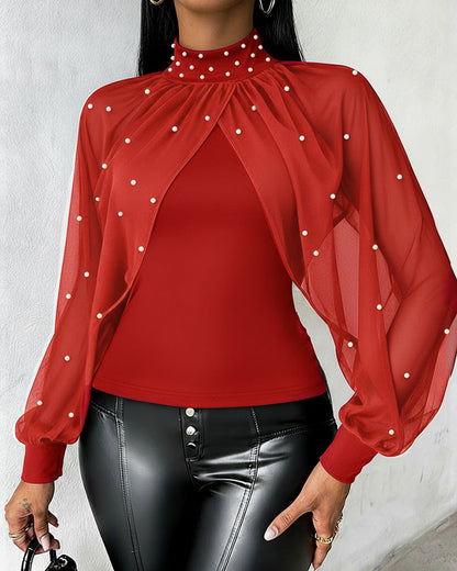 Top ajustado de chiffon con cuello alto, drapeado y manga capa; paneles entrelazados, fruncido y espalda con recorte; con perlas decorativas