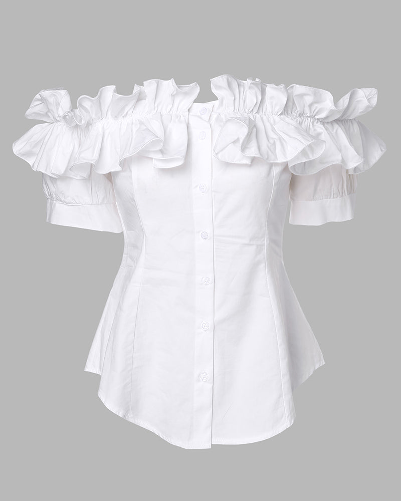 Blusa de hombros descubiertos con volantes, manga corta, botones al frente y dobladillo asimétrico