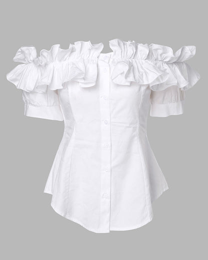Blusa de hombros descubiertos con volantes, manga corta, botones al frente y dobladillo asimétrico