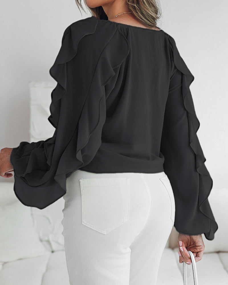 Blusa con escote en V y volantes en los hombros, diseño casual, con botones frontales, manga larga