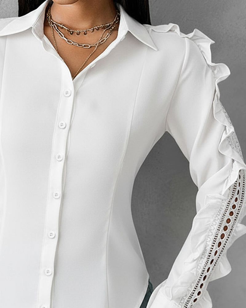 Blusa de manga larga con cuello doblado, volantes y diseño calado, botones frontales y dobladillo asimétrico