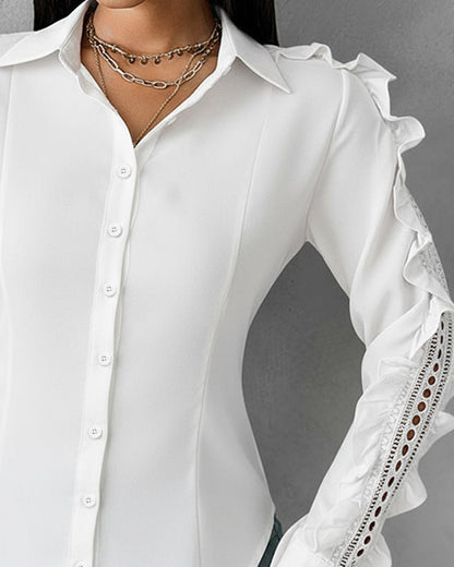 Blusa de manga larga con cuello doblado, volantes y diseño calado, botones frontales y dobladillo asimétrico