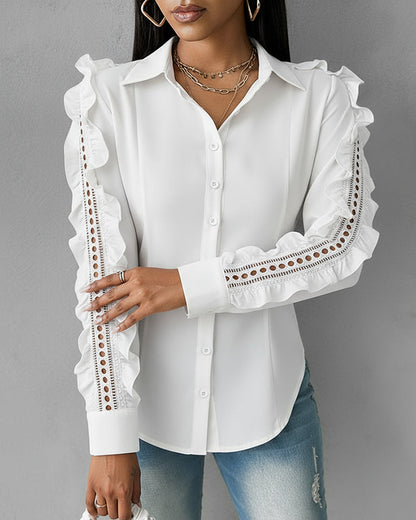 Blusa de manga larga con cuello doblado, volantes y diseño calado, botones frontales y dobladillo asimétrico