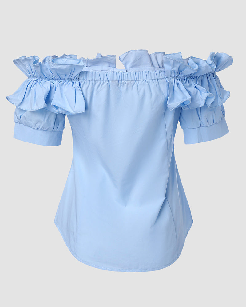Blusa de hombros descubiertos con volantes, manga corta, botones al frente y dobladillo asimétrico