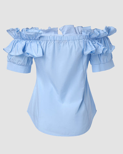 Blusa de hombros descubiertos con volantes, manga corta, botones al frente y dobladillo asimétrico