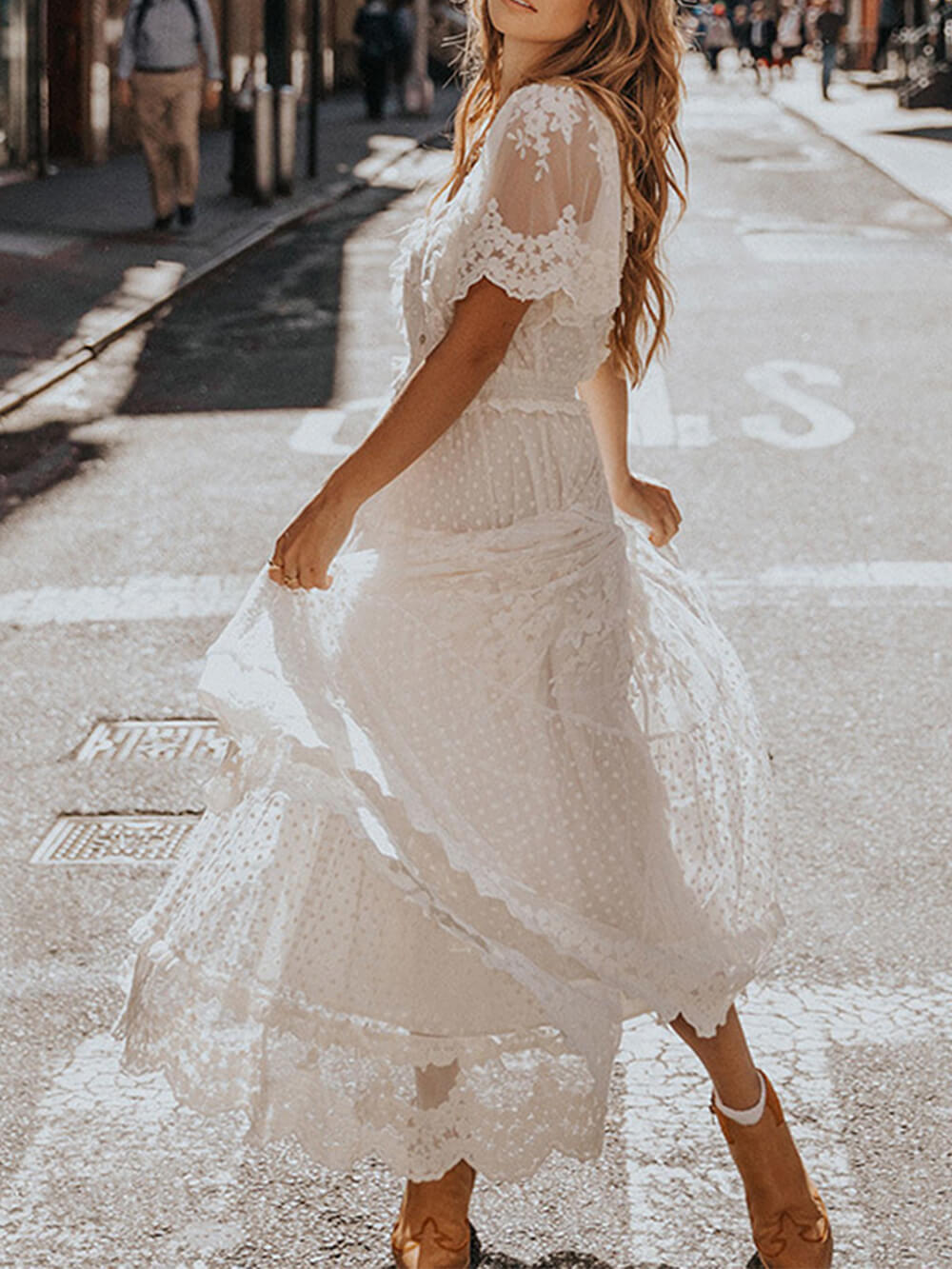 Vestido maxi de encaje con escote en V y mangas cortas