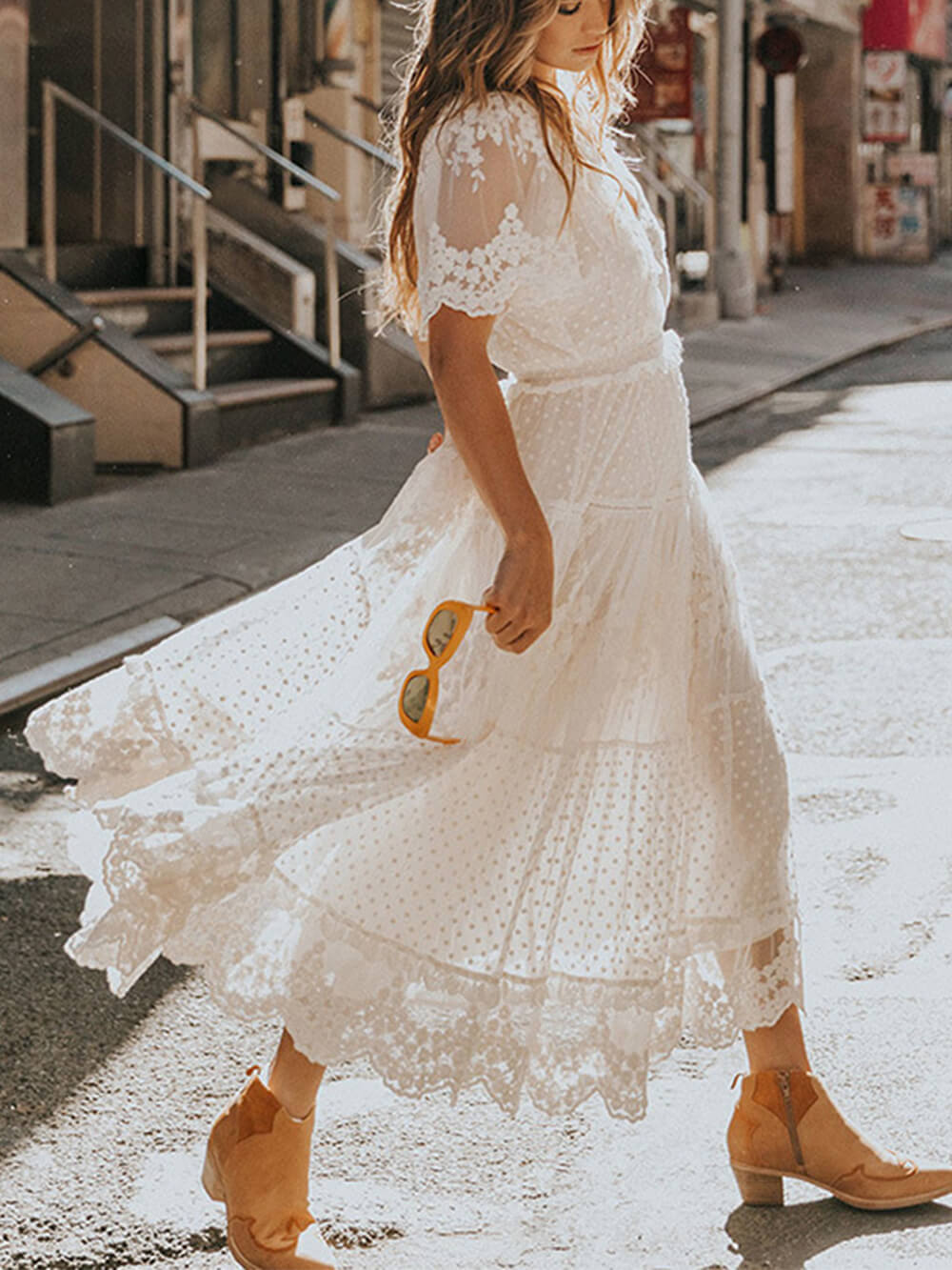 Vestido maxi de encaje con escote en V y mangas cortas
