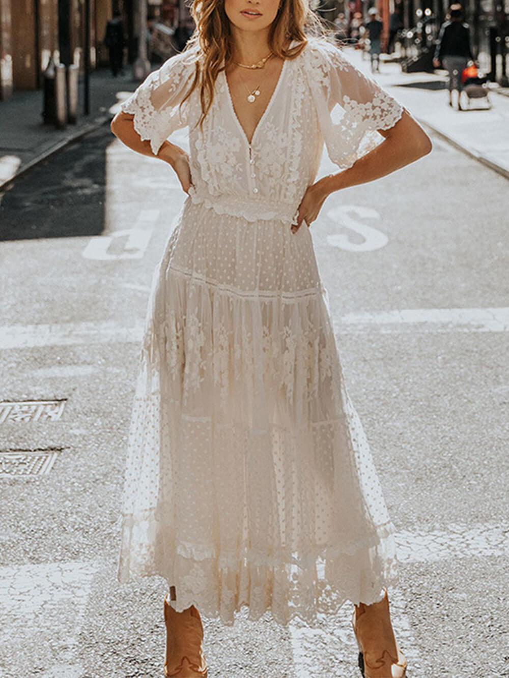 Vestido maxi de encaje con escote en V y mangas cortas