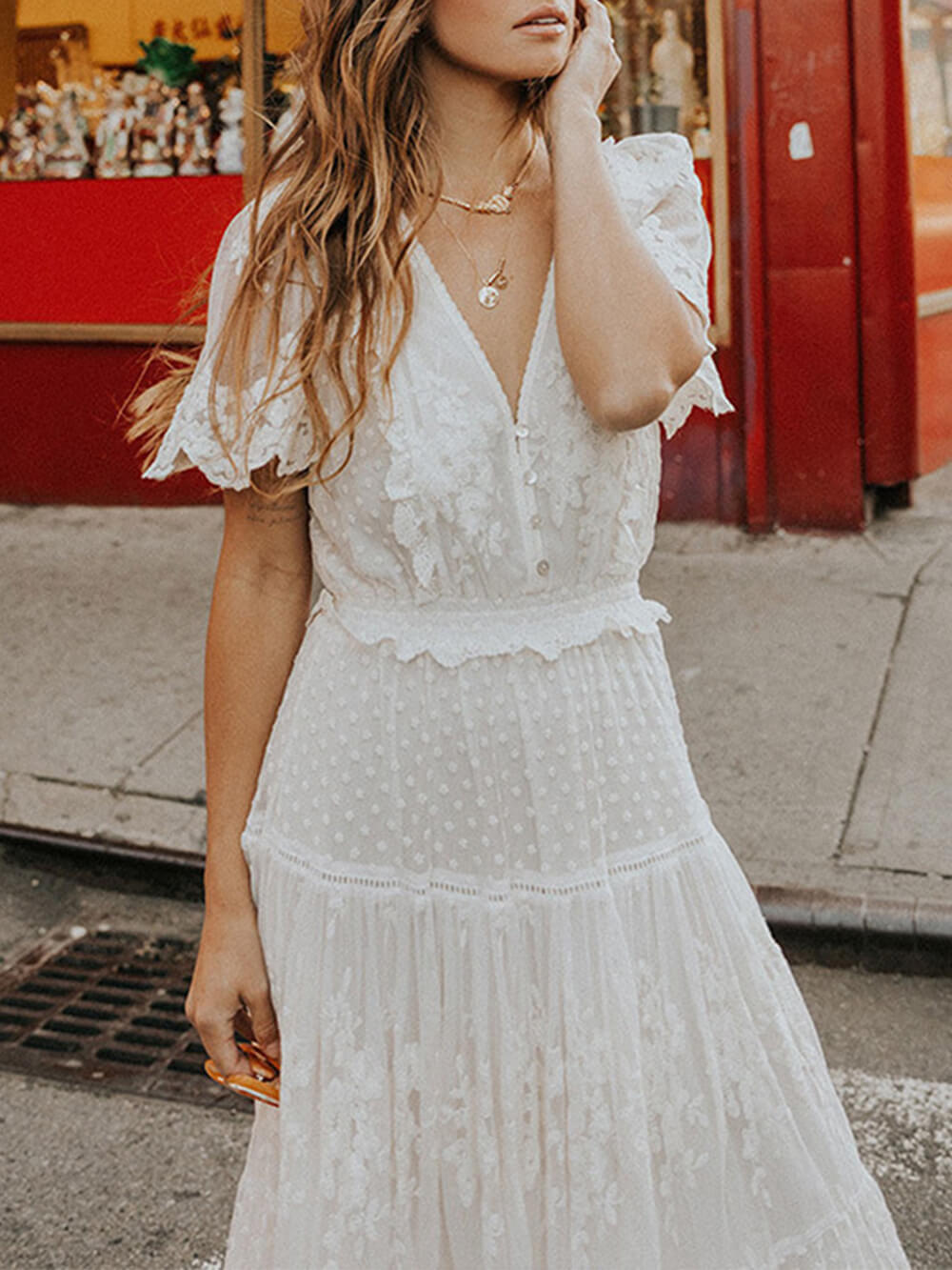Vestido maxi de encaje con escote en V y mangas cortas