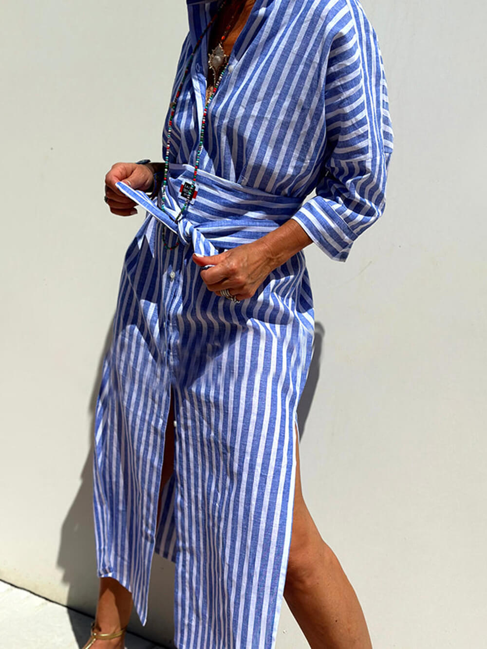 Vestido camisero midi de Splendor con estampado a rayas, botones frontales, cinturón y mangas cortas