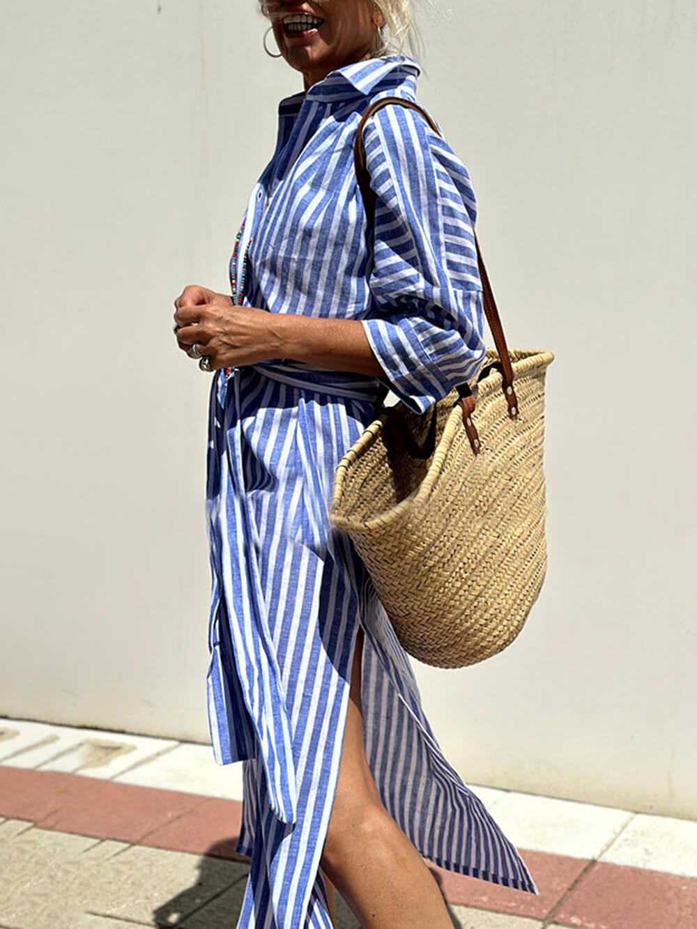 Vestido camisero midi de Splendor con estampado a rayas, botones frontales, cinturón y mangas cortas