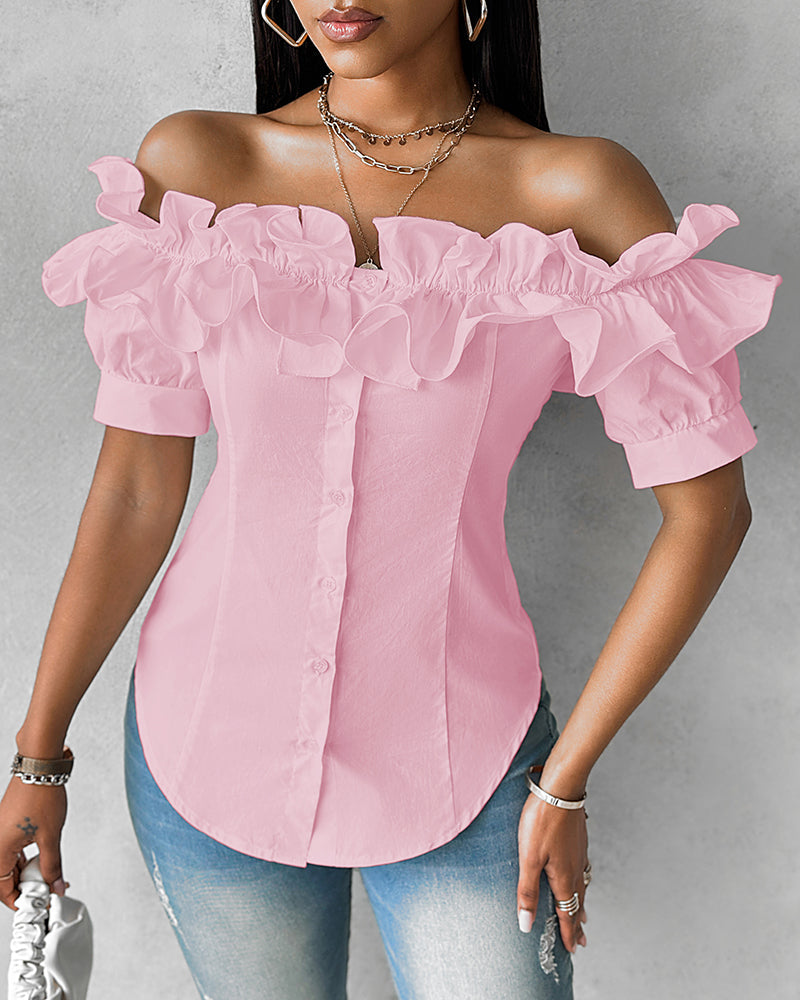 Blusa de hombros descubiertos con volantes, manga corta, botones al frente y dobladillo asimétrico