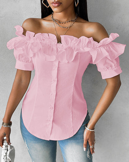 Blusa de hombros descubiertos con volantes, manga corta, botones al frente y dobladillo asimétrico