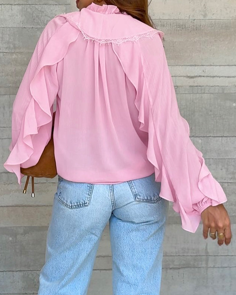 Blusa de escote en V de manga larga con botones frontales, encaje de pestaña, paneles patchwork y volantes, semi-transparente