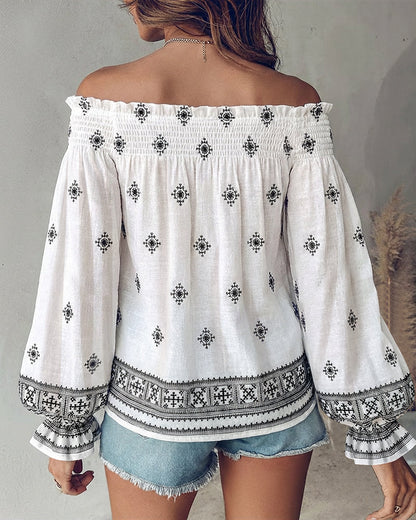Blusa vintage con estampado tribal, fruncida, hombro descubierto, puños acampanados, casual bohemio con volantes