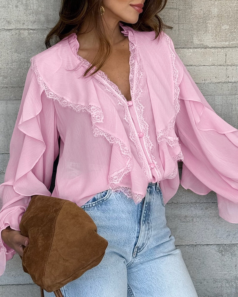 Blusa de escote en V de manga larga con botones frontales, encaje de pestaña, paneles patchwork y volantes, semi-transparente