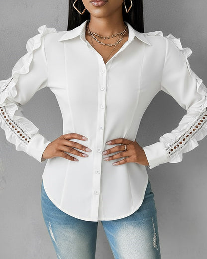 Blusa de manga larga con cuello doblado, volantes y diseño calado, botones frontales y dobladillo asimétrico