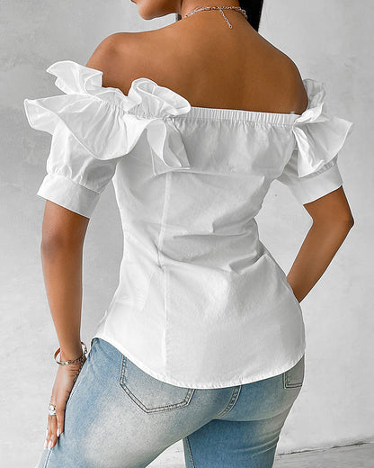 Blusa de hombros descubiertos con volantes, manga corta, botones al frente y dobladillo asimétrico