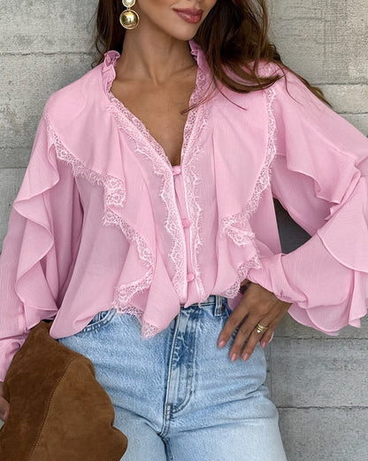 Blusa de escote en V de manga larga con botones frontales, encaje de pestaña, paneles patchwork y volantes, semi-transparente