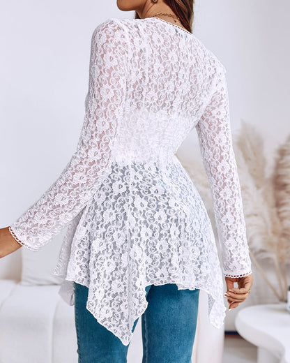 Blusa con escote en V y ribete de encaje, botones frontales, elegante, con dobladillo asimétrico de volantes.
