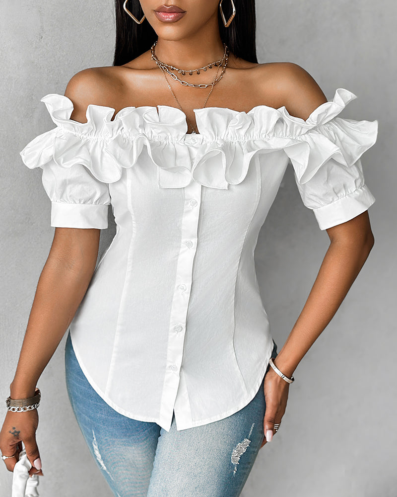 Blusa de hombros descubiertos con volantes, manga corta, botones al frente y dobladillo asimétrico