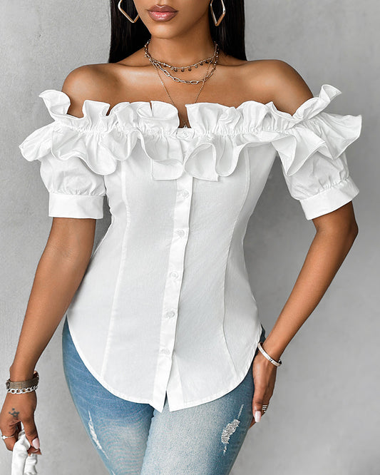 Blusa de hombros descubiertos con volantes, manga corta, botones al frente y dobladillo asimétrico