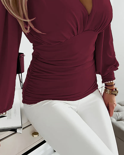 Blusa de escote en V profundo con mangas farol fruncidas, de estilo casual y ajuste entallado