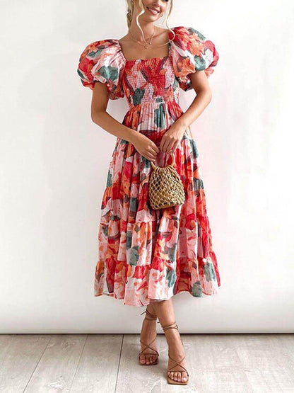 Vestido midi de estampado floral, con frunce elástico, en capas, corte entallado y falda acampanada