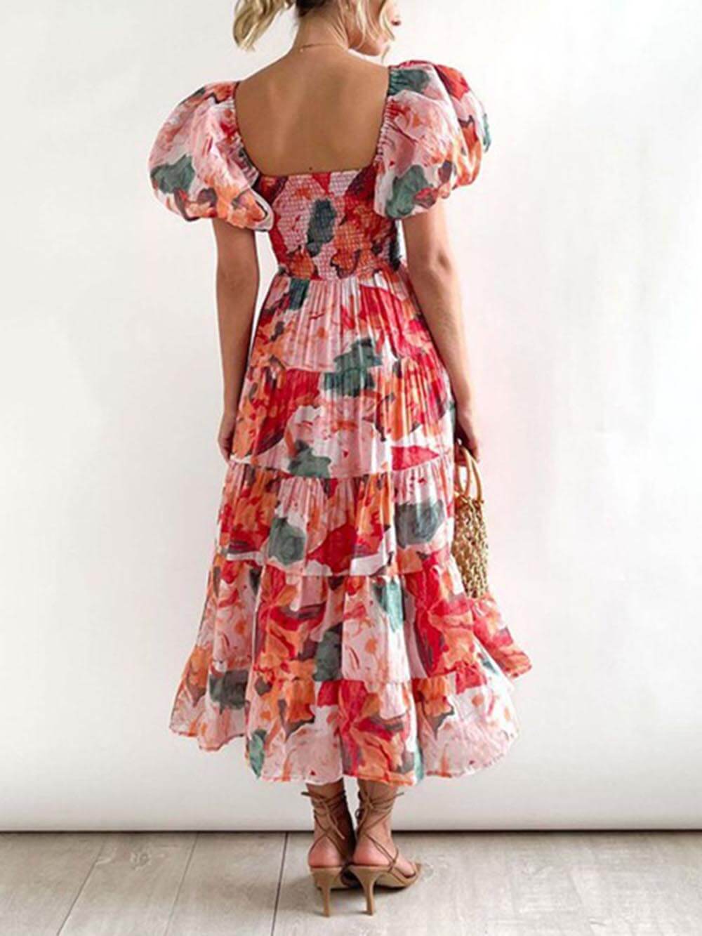 Vestido midi de estampado floral, con frunce elástico, en capas, corte entallado y falda acampanada