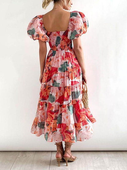 Vestido midi de estampado floral, con frunce elástico, en capas, corte entallado y falda acampanada