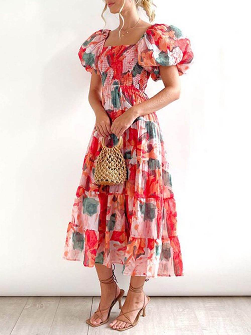 Vestido midi de estampado floral, con frunce elástico, en capas, corte entallado y falda acampanada
