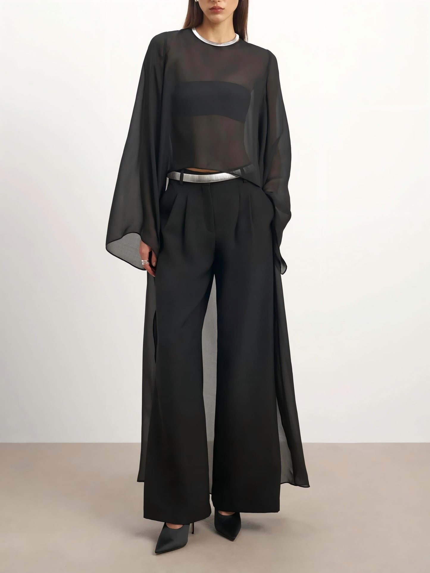 Elegante blusa con capa de gasa translúcida y jeans de silueta curva