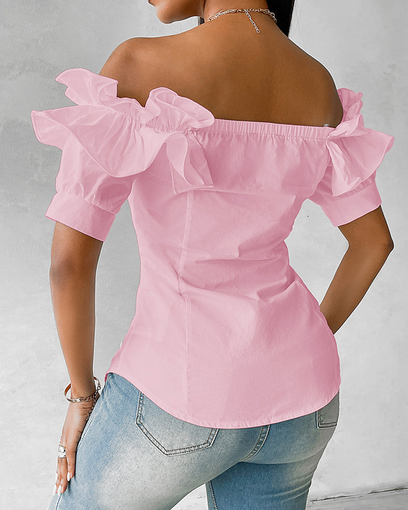 Blusa de hombros descubiertos con volantes, manga corta, botones al frente y dobladillo asimétrico