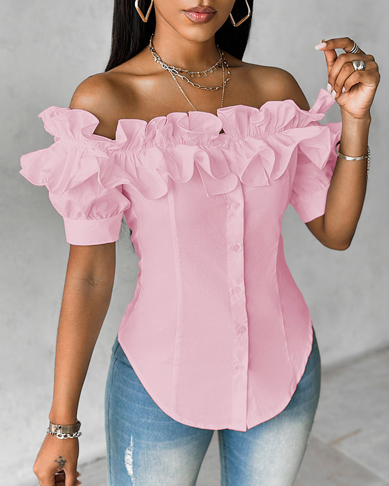 Blusa de hombros descubiertos con volantes, manga corta, botones al frente y dobladillo asimétrico