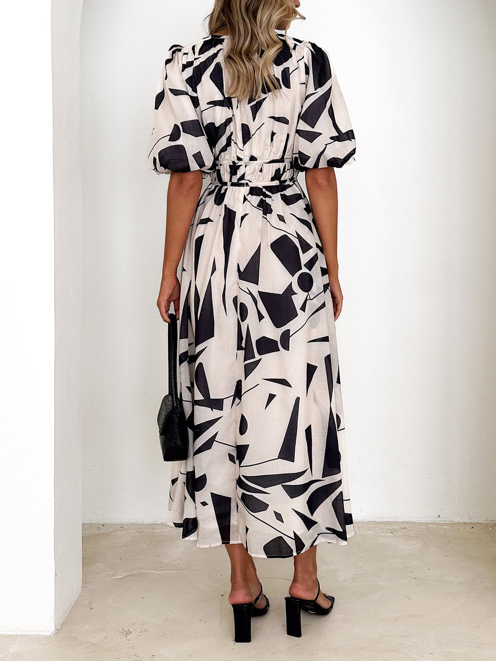 Vestido midi Sakura en beige con estampado geométrico – Elegante sin esfuerzo