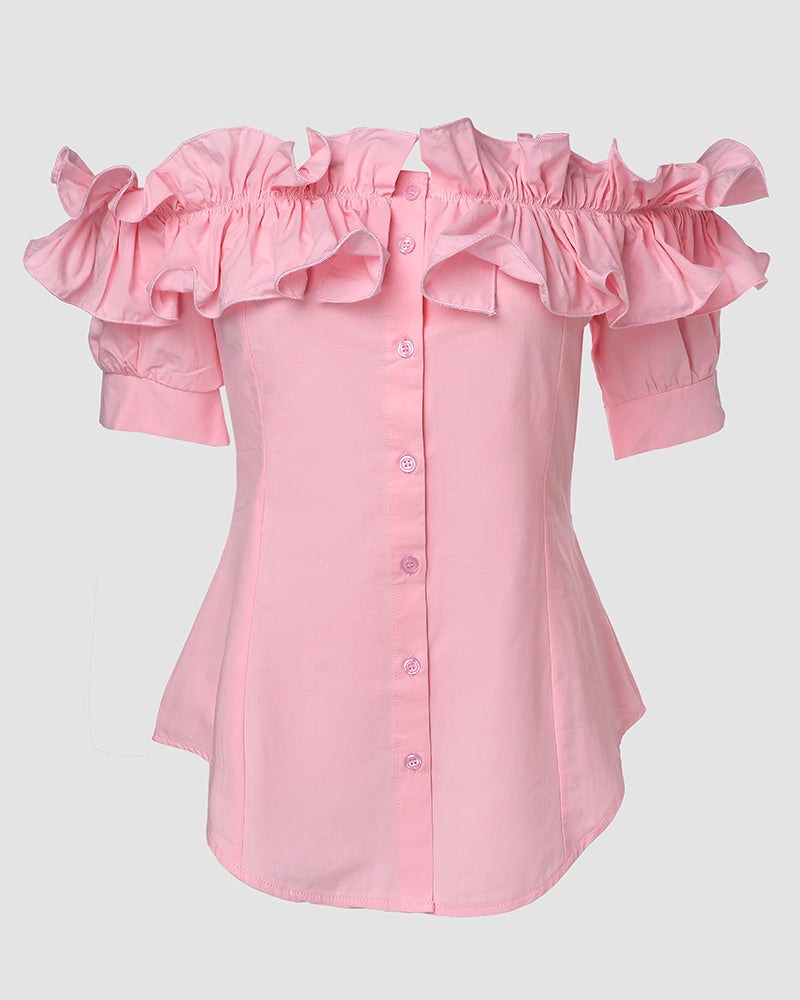 Blusa de hombros descubiertos con volantes, manga corta, botones al frente y dobladillo asimétrico