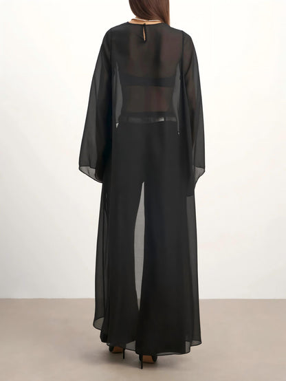 Elegante blusa con capa de gasa translúcida y jeans de silueta curva