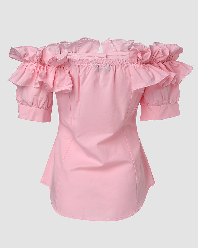Blusa de hombros descubiertos con volantes, manga corta, botones al frente y dobladillo asimétrico