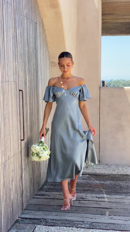 Vestido midi elegante sin hombros con manga volante y abertura lateral