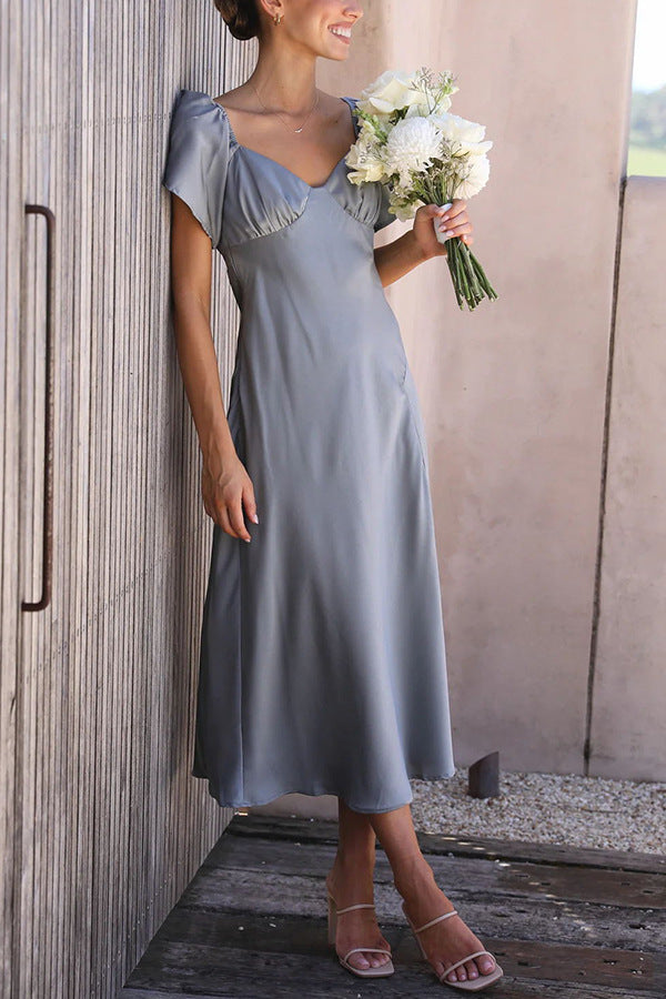 Vestido midi elegante sin hombros con manga volante y abertura lateral